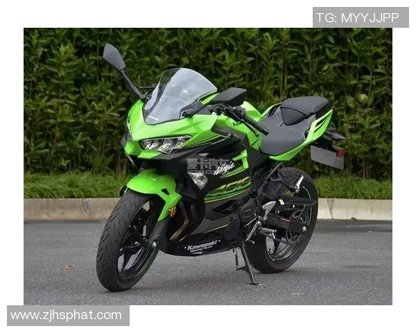 足球球星挂件装饰车内彰显个性与运动魅力提升驾驶氛围